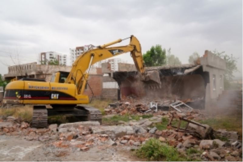 Yenişehir’de kamulaştırılan iki yapının yıkımı gerçekleşti