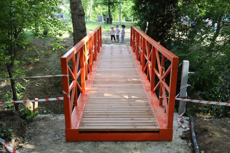 İZMİT BELEDİYESİ ATÖLYELERİNDE ÜRETTİĞİ KÖPRÜYÜ CEPHANELİK MESİRE ALANI’NA YERLEŞTİRDİ