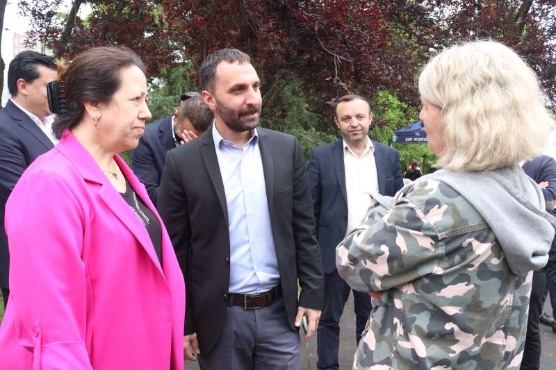 İZMİT BELEDİYESİNDEN ALİKAHYALI ÇOCUKLARA LEZZETLİ İKRAMLAR