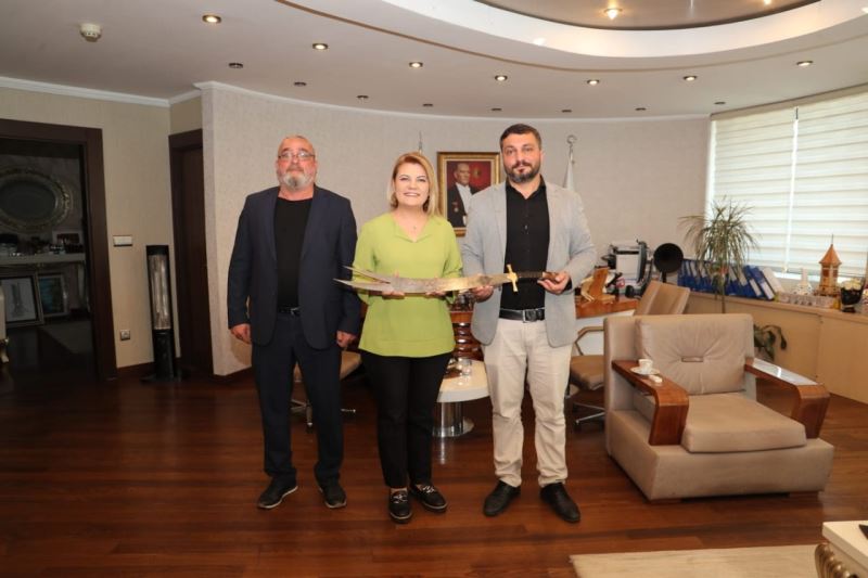 BAŞKAN HÜRRİYET, KÖRFEZ CEMEVİ BAŞKANI KARADAĞ’I AĞIRLADI