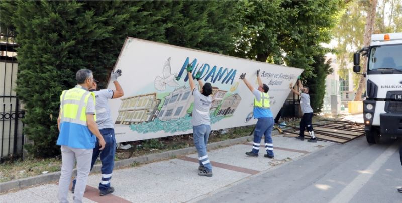BÜYÜKŞEHİR BELEDİYESİ’NDEN MUDANYA’DA BİLLBOARD TAHAMMÜLSÜZLÜĞÜ