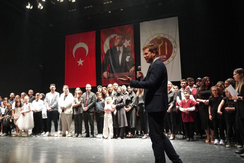 SANAT AKADEMİSİNDE MÜZİK EĞİTİMİ ALAN ÖĞRENCİLERİN KONSERİ BEĞENİYLE İZLENDİ