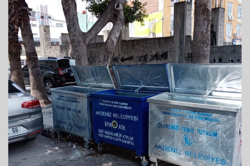AKDENİZ BELEDİYESİ ÇÖP KONTEYNIRLARINI YENİLİYOR