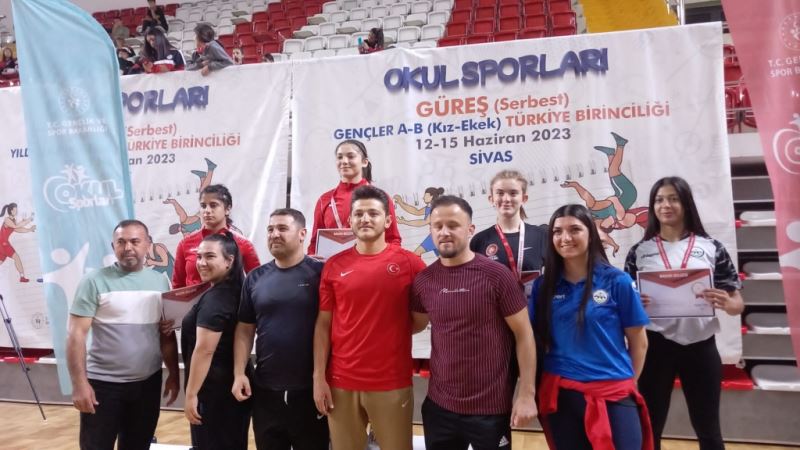 Güreşçilerimiz Sivas’tan Altın Ve Bronz Madalya İle Dönüyor