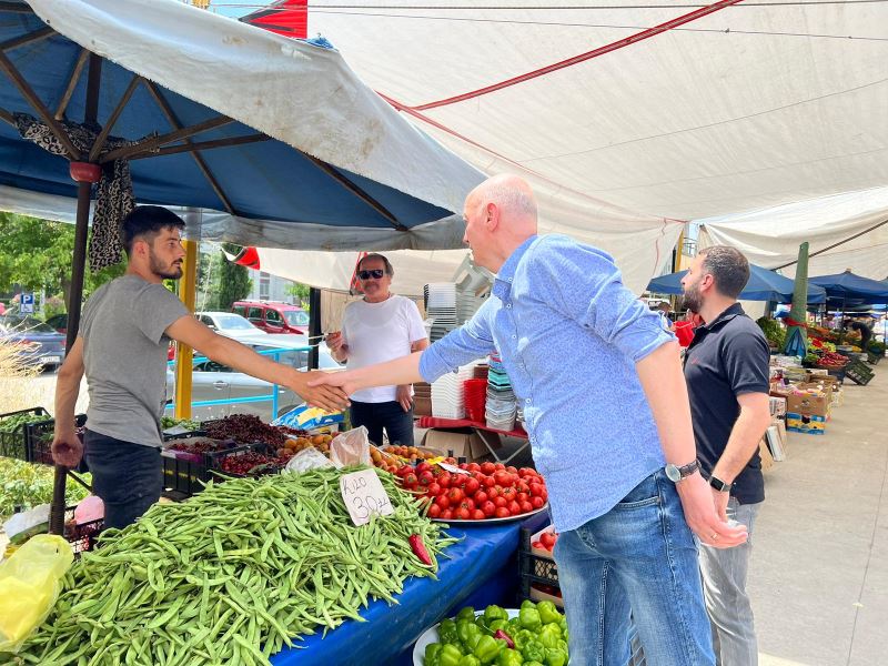İZMİT BELEDİYESİ YÖNETİCİLERİ YAHYAKAPTAN PAZAR ESNAFI İLE BULUŞTU