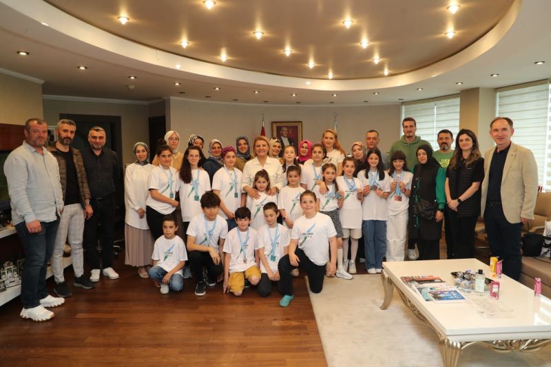 BAŞKAN HÜRRİYET, İZMİTLİLERİ GURURLANDIRAN MİNİK YÜZÜCÜLERİ AĞIRLADI