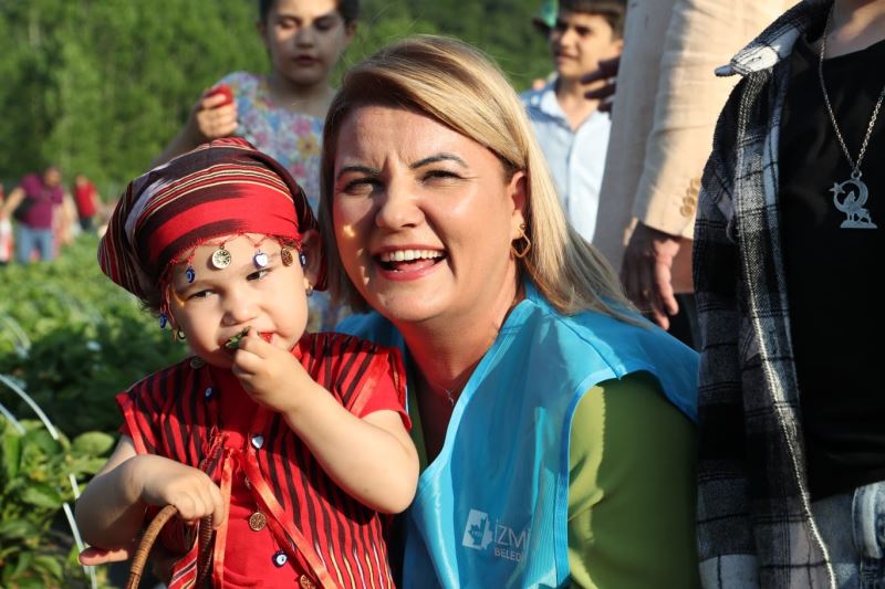 ÇİLEK TOPLA BİZİM İÇİN!