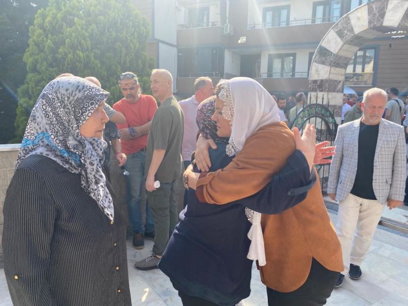 BAŞKAN HÜRRİYET, İZMİTLİLERİ İYİ VE KÖTÜ GÜNDE YALNIZ BIRAKMIYOR