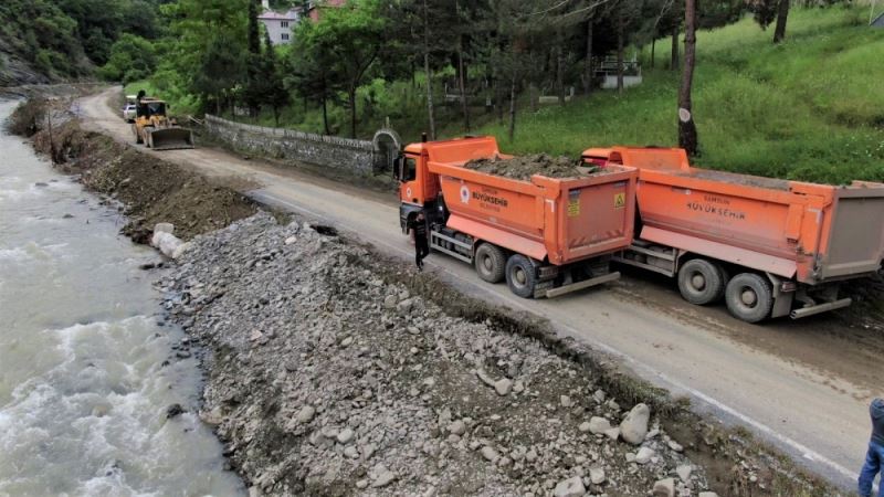 Büyükşehir ekipleri tüm gücüyle sahada