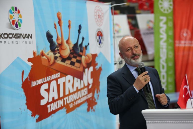 BAŞKAN ÇOLAKBAYRAKDAR, SATRANÇ TURNUVASININ ÖDÜLLERİNİ VERDİ