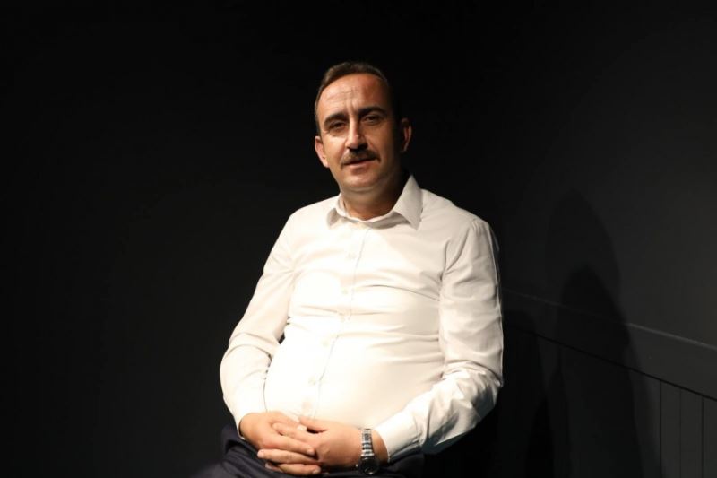 Hiç kimseyi küçük görme. Kendi vakarını tanıdığın gibi başkalarının vakar ve haysiyetini de tanı.