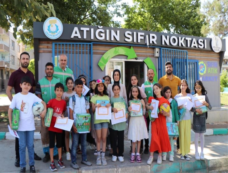 ATIĞINI GETİREN ÖĞRENCİLERE KARNE HEDİYELERİ HALİLİYE BELEDİYESİNDEN