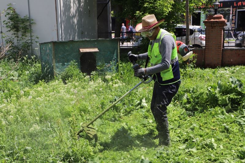 BELEDİYE EKİPLERİ, PARK VE BAHÇELERDE ÇALIŞMA BAŞLATTI
