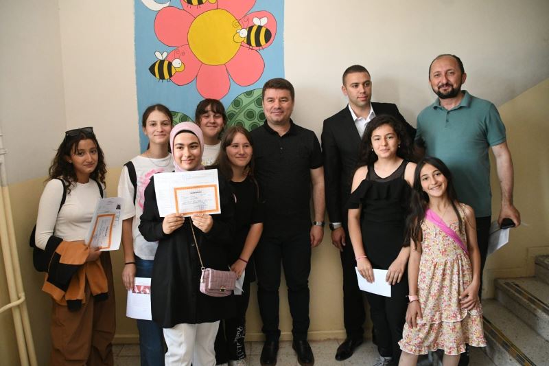 BAŞKAN DİNÇER HASANDAĞI ORTAOKULUNDA ÖĞRENCİLERE KARNELERİNİ TESLİM ETTİ