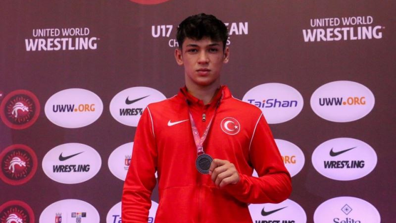 İstiklalspor Güreşçisi Remzi Temur’dan Göğüsleri Kabartan Başarı
