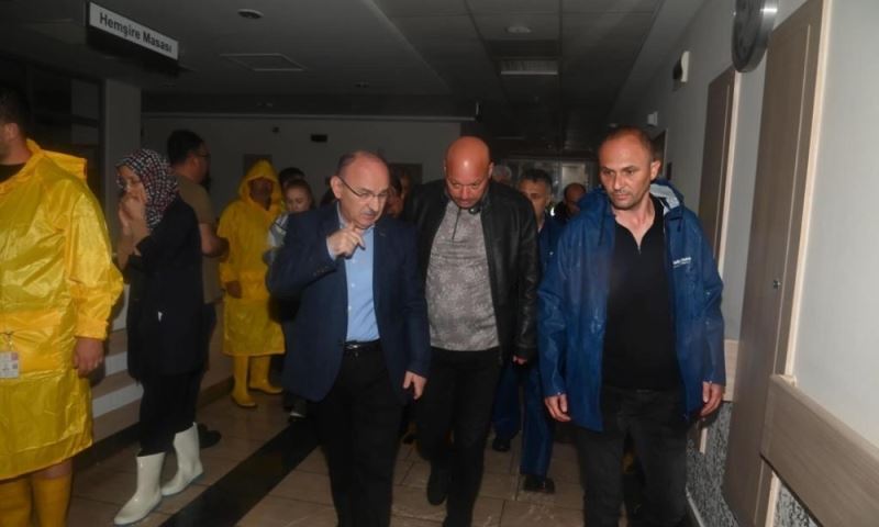 Büyükşehir ve MASKİ, Akhisar’da 242 Personel ve 71 Araç ile Taşkınlara Müdahale Ediyor