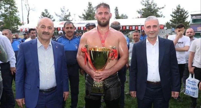 Hünkar Çayırında Kazanan Başpehlivan Nedim Gürel
