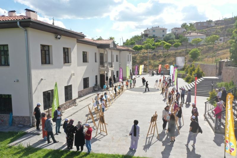 BAŞKAN ÇOLAKBAYRAKDAR; “FARKLI PROJELERLE GENÇLERİMİZİN YANLARINDAYIZ”