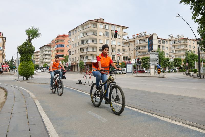 BÜYÜKŞEHİR, BİSİKLET VE ELEKTRİKLİ SCOOTER SÜRÜCÜLERİNE 6 BİN ADET REFLEKTİF YELEK DAĞITTI