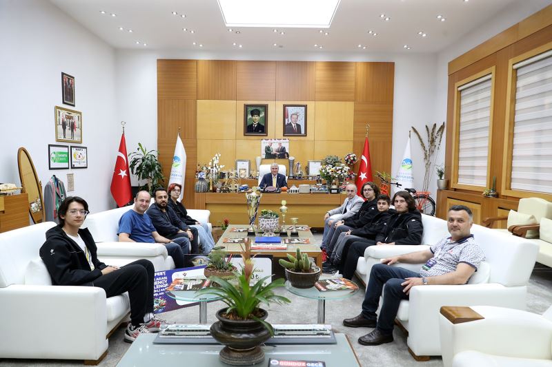 Başkan Yüce, gençlerin mutluluğunu paylaştı “Bilim ve teknolojiye yönelik her bir çaba çok değerli”