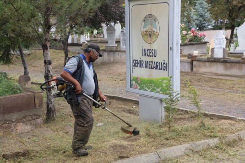 Yaklaşan Kurban Bayramı öncesi Park ve Bahçeler Müdürlüğü ekiplerimiz İlçe ve kırsal mahallerimizin mezarlığında çim biçme