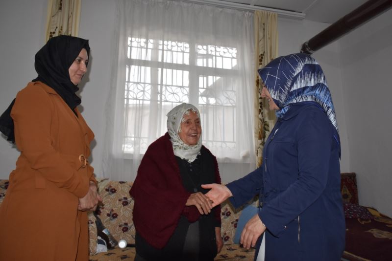 BAŞKANIN EŞİ FATMA ÇOLAKBAYRAKDAR, ‘GÖNÜL KAZAN’I İLE GÖNÜLLERİ KAZANMAYA DEVAM EDİYOR