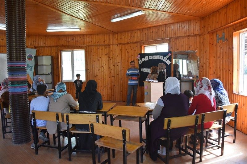 SİİRT’TE OKUMA-YAZMA ÖĞRENEN KADINLAR SERTİFİKA ALMANIN MUTLULUĞUNU YAŞADI