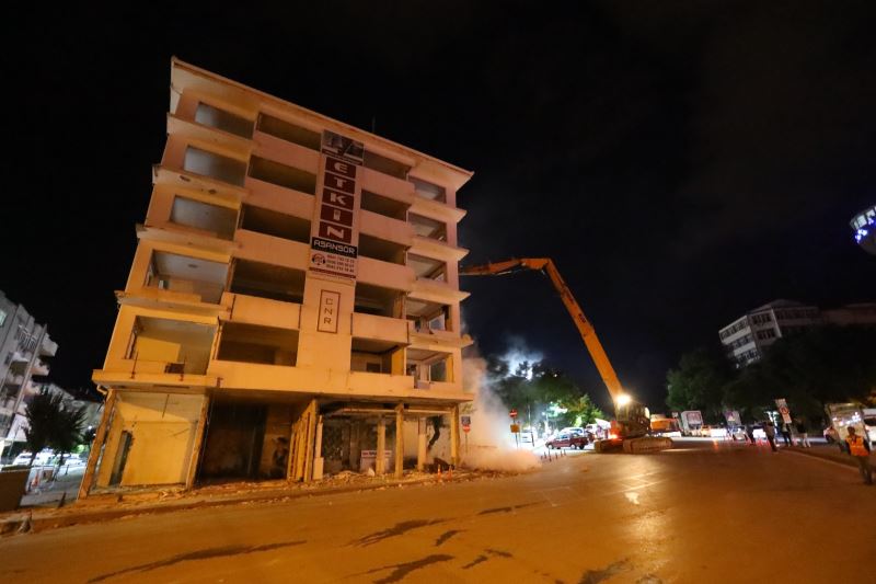 RİSK TEŞKİL EDEN YAPILAR YIKILIYOR