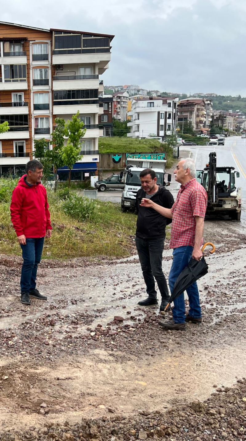 İZMİT BELEDİYESİ, YOĞUN YAĞIŞTAN OLUMSUZ ETKİLENEN BÖLGELERE MÜDAHALE ETTİ