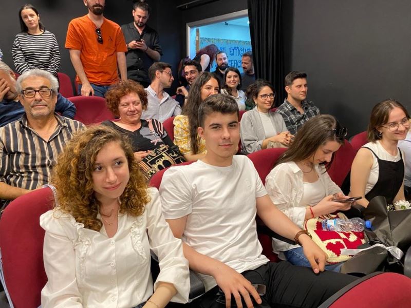 SANAT AKADEMİSİ TİYATRO BÖLÜMÜ KURSİYERLERİ PERFORMANSLARIYLA MEST ETTİ
