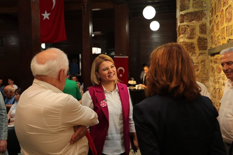 ‘NACİ GİRGİNSOY ANISINA YİRMİ YAZAR YİRMİ ÖYKÜ’ ADLI ESER KİTAPSEVERLERLE BULUŞTU