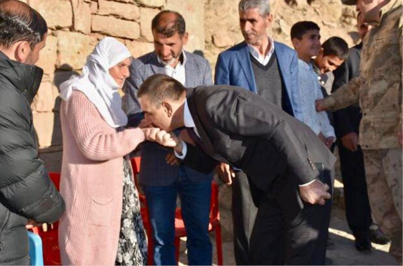 VALİ / BELEDİYE BAŞKAN V. HACIBEKTAŞOĞLU, BAYKAN/TÜTENOCAK KÖYÜNDE ŞEHİT AİLESİNE TAZİYE ZİYARETİNDE BULUNDU
