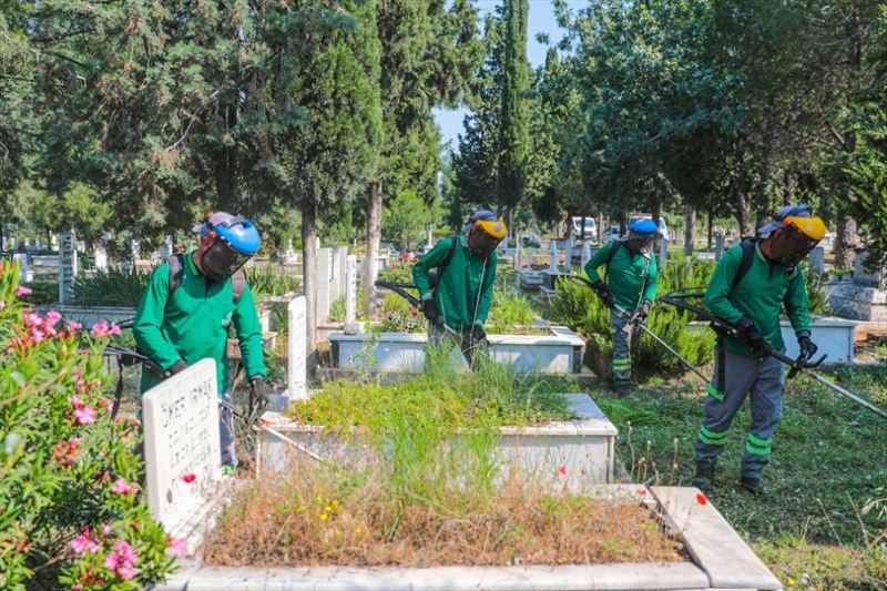 Büyükşehir’den mezarlıklarda bayramı mesaisi