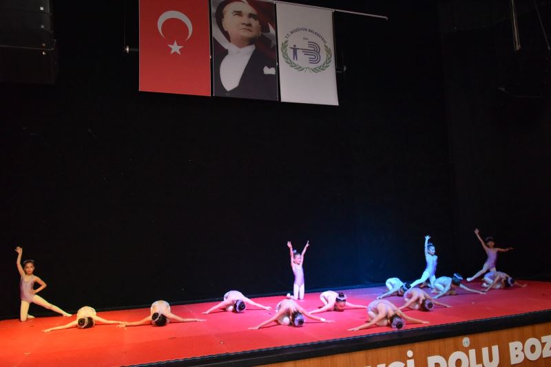 MİNİK CİMNASTİKÇİLERİN GÖSTERİLERİ BEĞENİ İLE İZLENDİ