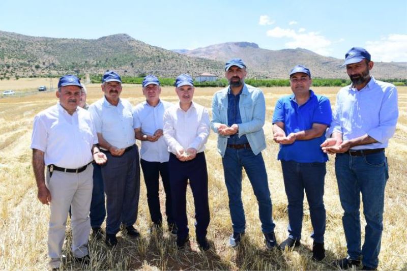 Hasadı Yapılan Arpa Yem Haline Getirilip Depremzede Üreticilere Dağıtılacak