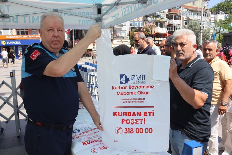 İZMİT BELEDİYESİ VATANDAŞLARA KURBAN POŞETİ DAĞITTI