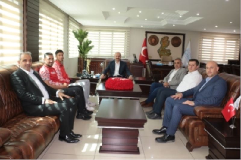 VALİ CANALP’TEN MİLLİ ATLET VE ANTRENÖRÜNE ALTIN