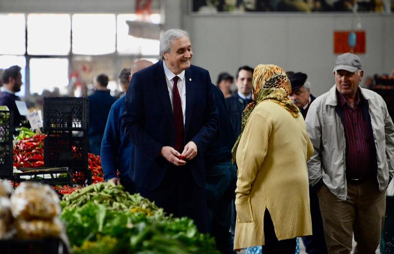 BAŞKAN BAKKALCIOĞLU KAPALI PAZARDA HEMŞEHRİLERİ İLE BİR ARAYA GELDİ