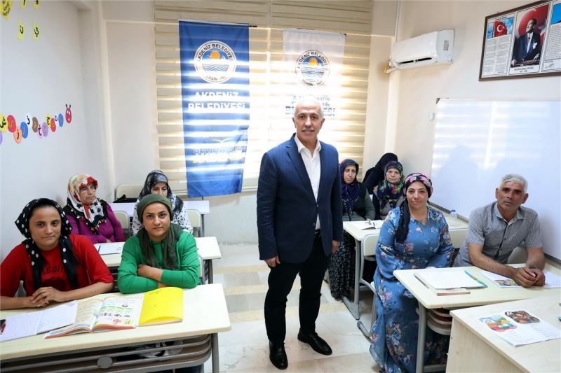 BAŞKAN GÜLTAK, YILLAR SONRA OKUMA-YAZMAYI ÖĞRENEN ÇİFTİ SINIFLARINDA ZİYARET ETTİ