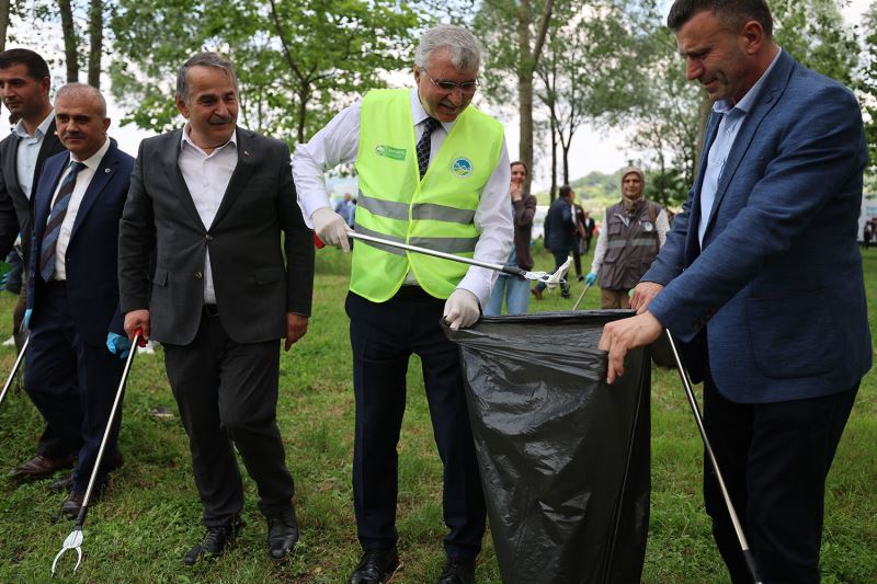 Sapanca Gölü’nden çıkan atıklar görenleri şaşırttı: “Kıyametin kopacağını bilseniz, o fidanı dikin”