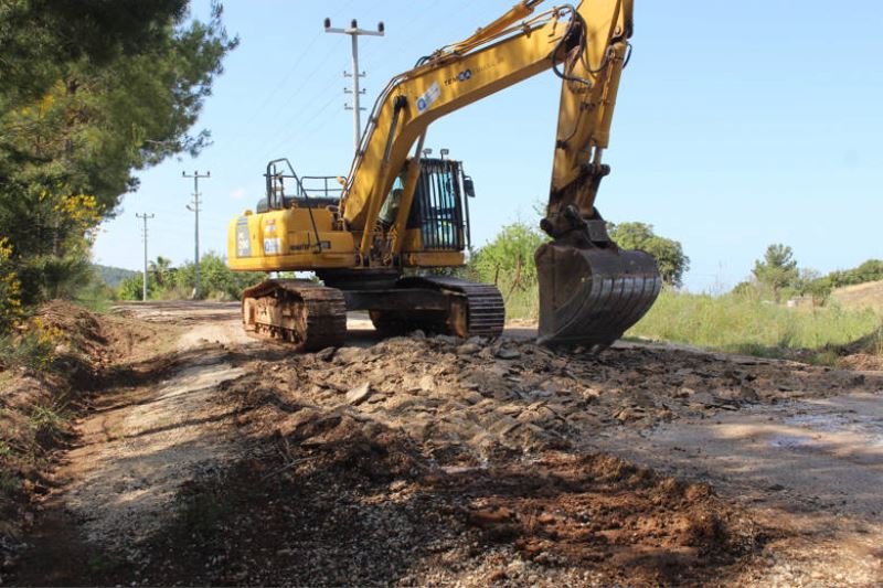 Kumluca’da Erentepe grup  yolunda asfalt öncesi hazırlık