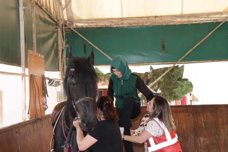 YADEV ÖĞRENCİLERİ ATLI SPOR KULÜBÜ’NDE DOYASIYA EĞLENDİ