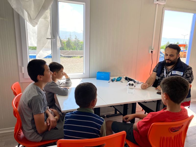 İZMİT BELEDİYESİ, TÜRKİYE KALKINMA VAKFI VE UNİCEF İŞ BİRLİĞİYLE DEPREMZEDE ÇOCUKLARA GEZİCİ EĞİTİM PROGRAMI