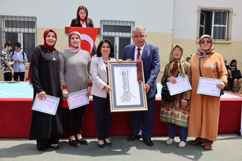 İZMİTLİ KADINLARIN EL EMEĞİ ÜRÜNLERİ YIL SONU SERGİSİNDE GÖRÜCÜYE ÇIKTI