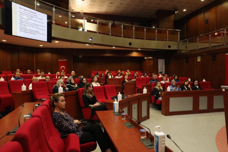 FİZYOTERAPİST ELİF AKINCI’DAN İZMİT BELEDİYESİ PERSONELİNE ERGONOMİ EĞİTİMİ