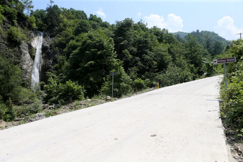 Büyükşehir’den Geyve’nin kırsalına 14 kilometre yeni beton yol