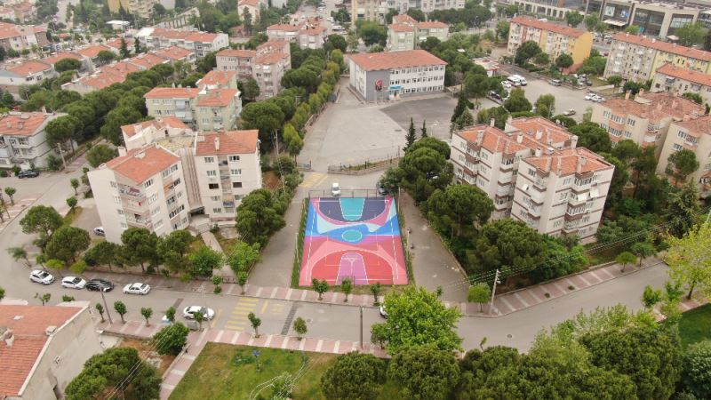 YUNUSEMRE’DEN İKİ SAHADA ZEMİN YENİLEME ÇALIŞMASI