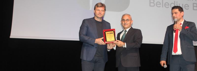 BAŞKANIMIZ IŞIK YILIN BELEDİYE BAŞKANI ÖDÜLÜNÜ ALDI
