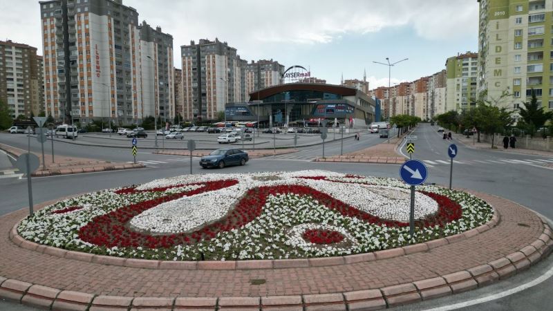 MELİKGAZİ’DE KAVŞAKLAR ÇİÇEKLERLE SÜSLENDİ