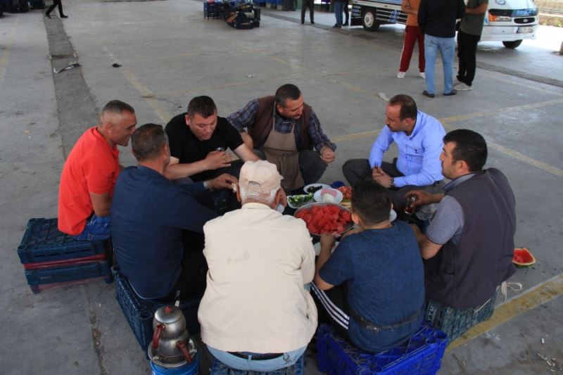 Belediye Başkanımız Av. Mustafa İlmek bir Cuma gününün daha bereketini, hikmetini ve rahmetini kıymetli pazarcı esnafımızla
